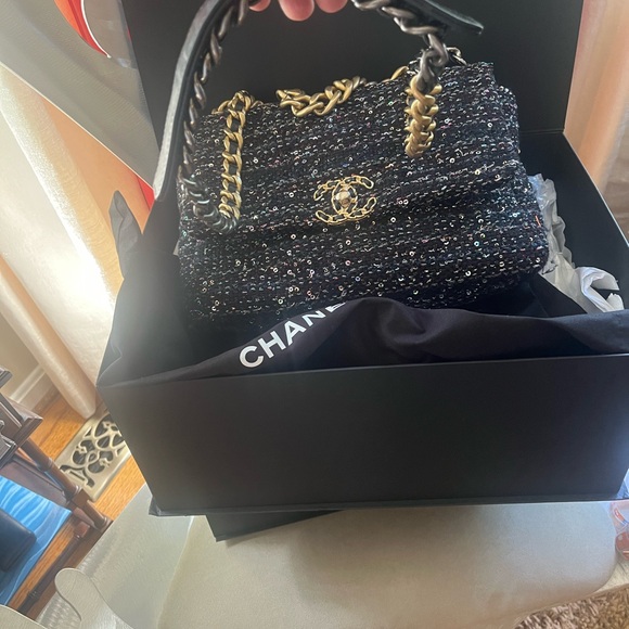 CHANEL 
Tweed Sequin Quilted Large Chanel 19 Flap Black Multicolor. Dust bag - Picture 5 of 6